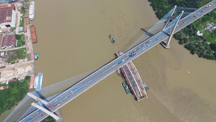 Đến 5h ngày 19/10, đoàn tiếp tục hành trình vào sông Sài Gòn, lần lượt đi qua khu vực cầu Bình Khánh, Rạch Phú Xuân, Mũi Đèn Đỏ, cầu Phú Mỹ và khu vực Bến Nghé. Khoảng 15h cùng ngày, khối kết cấu chính cập khu vực Bến Bạch Đằng, hoàn thành hành trình đường thủy dài khoảng 124km.