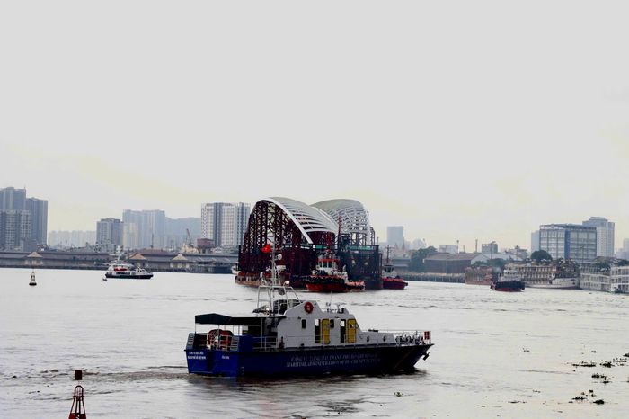 Sau khi khối kết cấu chính cập bến, các đơn vị thi công tập trung chuẩn bị cho công tác hợp long dự kiến diễn ra ngày 21/10. Trong ngày 20/10, kết cấu sẽ được căn chỉnh vào vị trí và hạ tải lên hệ thống trụ đỡ trung tâm. Các kỹ sư đồng thời lắp đặt thiết bị đo đạc chuyên dụng để kiểm tra độ chính xác, chuẩn bị máy hàn, chi tiết kết nối, bu lông và các thiết bị hỗ trợ điều chỉnh. Toàn bộ điều kiện thi công, nhân lực và phương án an toàn sẽ được rà soát trước khi thực hiện kết nối nhịp cầu.