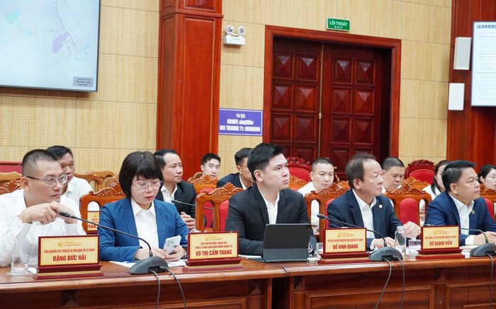 Các đại biểu dự buổi làm việc.