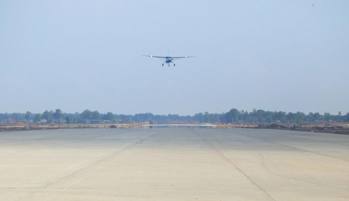 Sau hai năm thi công, cảng hàng không Quảng Trị thực hiện chuyến bay kỹ thuật đầu tiên ngày 15/10, chuẩn bị khai thác thương mại vào tháng 3/2027. 