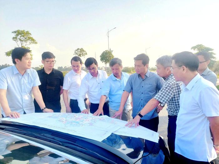 Giám đốc Sở Xây dựng Phú Thọ Nguyễn Xuân Quang báo cáo với đoàn công tác của Bộ Xây dựng liên quan đến công tác quy hoạch tại Hồ Sáu Vó.