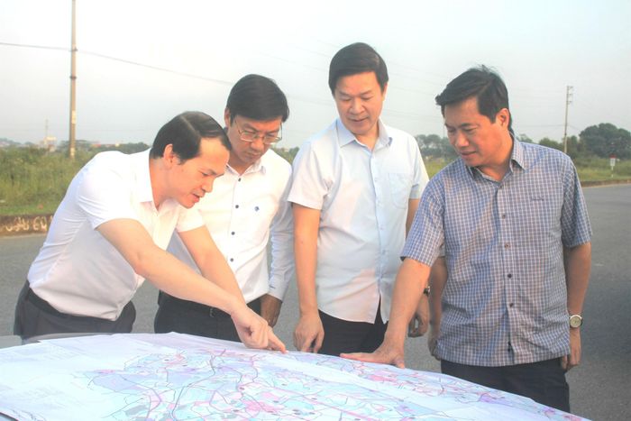 Thứ trưởng Bộ Xây dựng Nguyễn Tường Văn kiểm tra thực tế tại đường Nguyễn Tất Thành, phường Xuân Hoà.