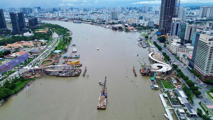 Hai bờ sông Sài Gòn đang dần hình thành diện mạo mới khi dự án cầu đi bộ nối khu vực trung tâm với đô thị mới Thủ Thiêm tiến gần ngày hợp long.