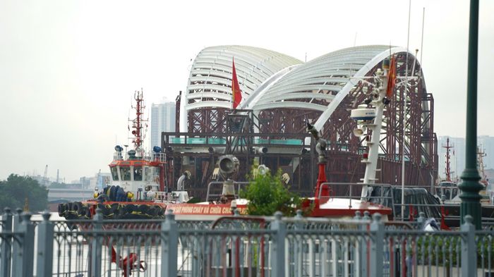 Vòm thép dài 187m, cao hơn 20m là kết cấu chính của cầu đi bộ qua sông Sài Gòn.