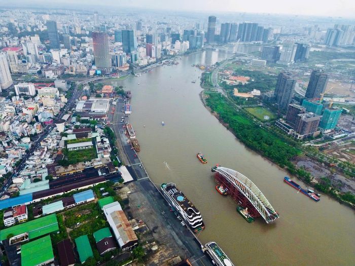 Khối kết cấu thép chính của cầu đi bộ qua sông Sài Gòn đã về đến công trường sau hành trình đường thủy dài 124km từ Vũng Tàu.