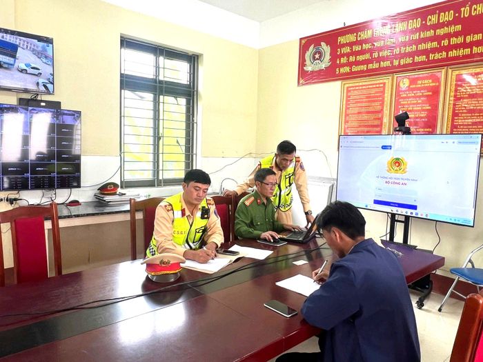 Em Giàng A C làm việc tại cơ quan công an.