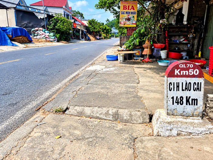 Anh Bùi Hữu Long, nhà xã Hùng Hưng, ở xã Lục Yên, tỉnh Lào Cai chia sẻ: "Là người thường xuyên lái xe qua quốc lộ 70, tôi thấy một số đoạn mặt đường đã xuống cấp, xuất hiện những vị trí vá víu, lồi lõm, khiến việc đi lại chưa thực sự thuận lợi. Tôi mong dự án sửa chữa sớm được triển khai để người dân và lái xe mới yên tâm hơn khi lưu thông trên tuyến đường này".