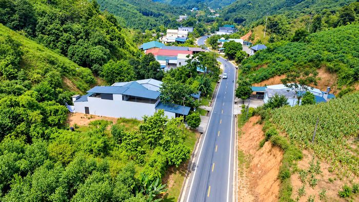 Ghi nhận PV Báo Xây dựng ngày 19/10, nhiều đoạn trên tuyến đường đã xuống cấp, xuất hiện nhiều ổ gà, ổ voi và ta luy bị sạt sụt trong thời gian qua.