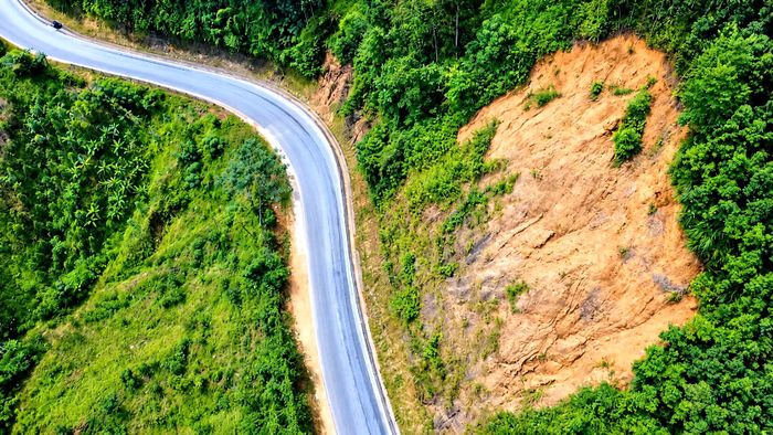 Đây là các đoạn tuyến được đưa vào dự án nhằm khắc phục tình trạng hư hỏng nền, mặt đường, hệ thống thoát nước và các hạng mục bảo đảm an toàn giao thông. Việc sửa chữa, hoàn thiện các hạng mục này hướng tới nâng cao chất lượng khai thác tuyến đường, bảo đảm điều kiện lưu thông an toàn cho người và phương tiện.