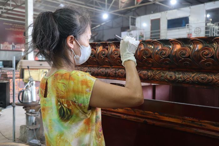 Người thợ tỉ mỉ hoàn thiện từng chi tiết, giữ gìn nét tinh xảo trong sản phẩm mỹ nghệ Sơn Đồng.