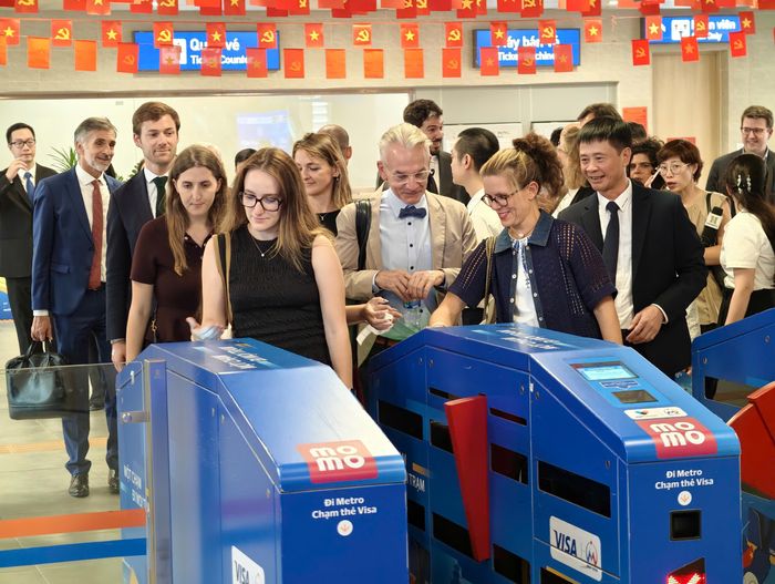 Các đại biểu trải nghiệm hệ thống vé đi tàu metro Nhổn - ga Hà Nội.