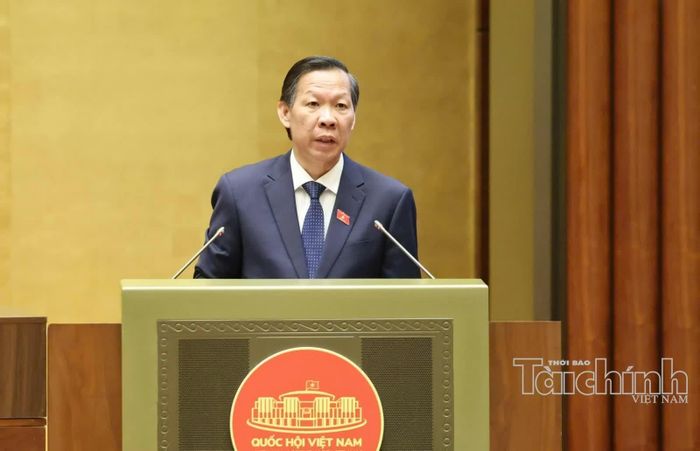 Chủ nhiệm Ủy ban Kinh tế và Tài chính Phan Văn Mãi trình bày báo cáo thẩm tra. Ảnh: Đức Thanh