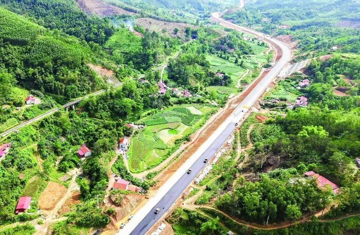 Dự án tuyến cao tốc cửa khẩu Hữu Nghị - Chi Lăng với tổng mức đầu tư hơn 11.000 tỷ đồng, được khởi công tháng 4/2024, dự kiến hoàn thành năm 2026. Ảnh: Đức Thanh