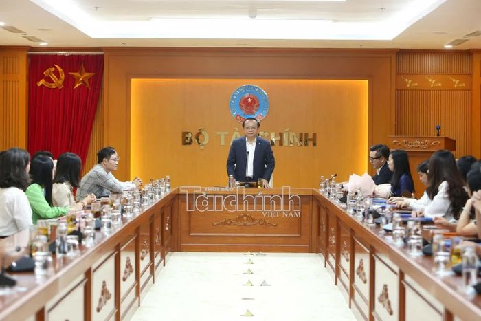 Thứ trưởng Lê Tấn Cận phát biểu giao nhiệm vụ. Ảnh: Đức Minh