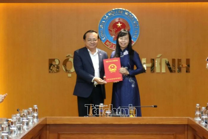 Thứ trưởng Bộ Tài chính Lê Tấn Cận đã trao Quyết định điều động, bổ nhiệm bà Trần Thị Tuyết Lan, Phó Vụ trưởng Vụ Tổ chức cán bộ, giữ chức Phó Cục trưởng Cục Quản lý, giám sát bảo hiểm. Ảnh: Đức Minh