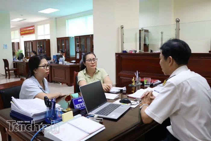 Công chức Thuế Đắk Lắk thường xuyên giải đáp vướng mắc, hướng dẫn hộ kinh doanh, cá nhân kinh doanh trong tuân thủ pháp luật thuế. Ảnh: Lạc Nguyên