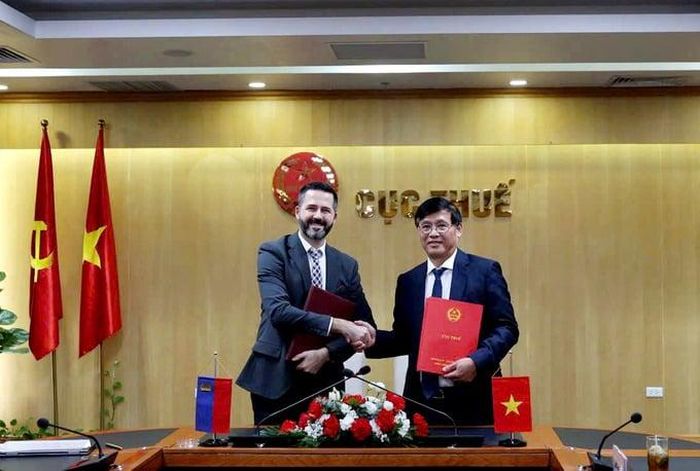 Phó cục trưởng Cục Thuế Đặng Ngọc Minh và ông Panagiotis Potolidis-Beck, Vụ trưởng Vụ Các vấn đề Kinh tế và Phát triển, Bộ Ngoại giao Liechtenstein tại buổi rà soát, ký tắt dự thảo Hiệp định.