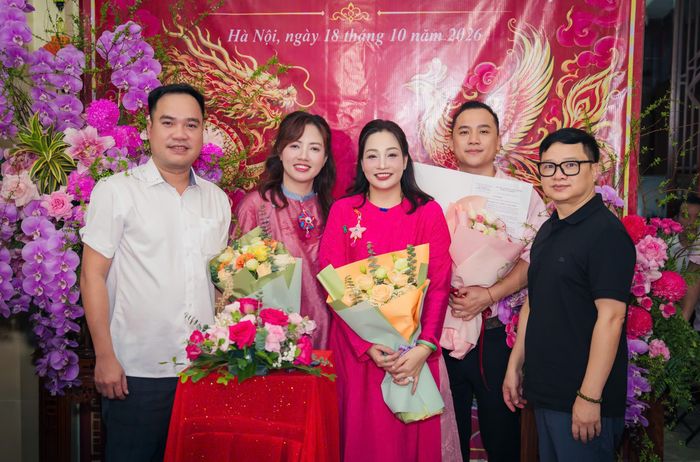 Ông Lương Xuân Huy, Viện trưởng (ngoài cùng bên trái), và ông Tạ Văn Nam, Phó Chủ tịch Hội đồng Khoa học Viện Nghiên cứu Văn hóa và Phát triển (ngoài cùng bên phải), trao quyết định và tặng hoa chúc mừng Ban Giám đốc Trung tâm thực hành tín ngưỡng thờ Mẫu Hà Nội.