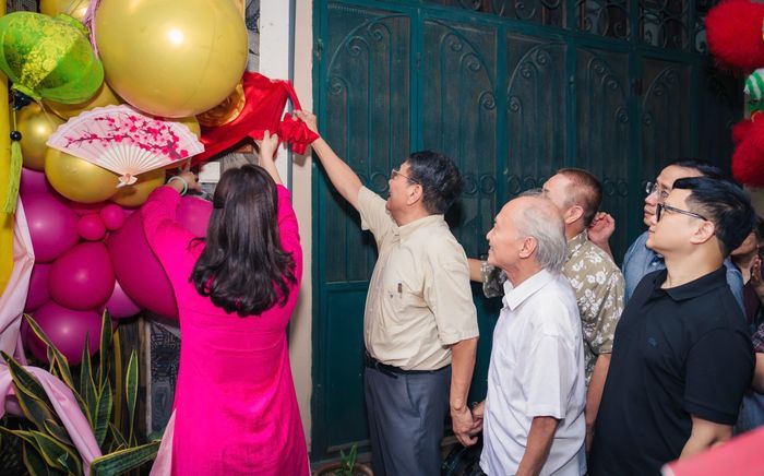Các đại biểu thực hiện nghi thức gắn biển Trung tâm thực hành tín ngưỡng thờ Mẫu Hà Nội.