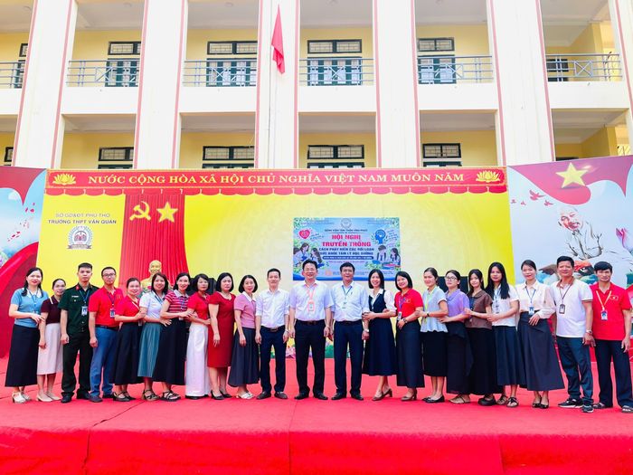 Đoàn công tác của Bệnh viện Tâm thần Vĩnh Phúc và cán bộ, giáo viên Trường THPT Văn Quán tham dự buổi làm việc