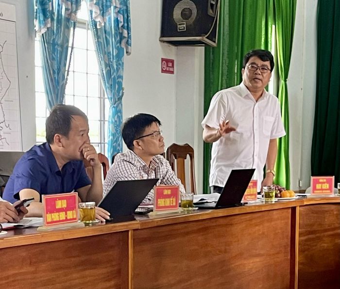 ông Nay Kiên – Bí thư Đảng ủy xã Biển Hồ trao đổi ý kiến với các cơ quan ban ngành, Bộ CHQS tỉnh Gia Lai và các sĩ quan có đất được cấp ở khu gia đình quân nhân xã Biển Hồ