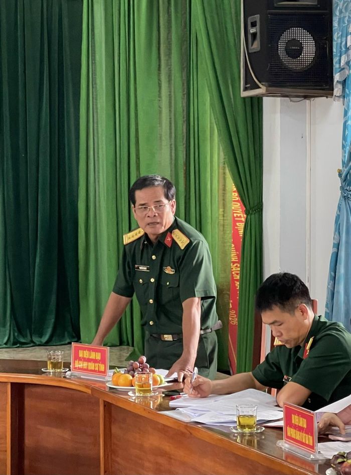 Đại tá Nguyễn Văn Dư, Phó Chỉ huy trưởng Bộ CHQS tỉnh Gia Lai trao đổi về việc thống nhất tháo gỡ vướng mắc để cấp Giấy CNQSD đất cho cán bộ sĩ quan đơn vị