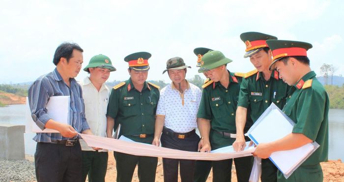 Đại tá Phan Trương, nguyên Chủ nhiệm Hậu cần Bộ CHQS tỉnh Gia Lai (người thứ 2 từ phải sang) đang cùng các ban ngành kiểm tra thực trạng đất cấp cho cán bộ sĩ quan thuộc Bộ CHQS tỉnh
