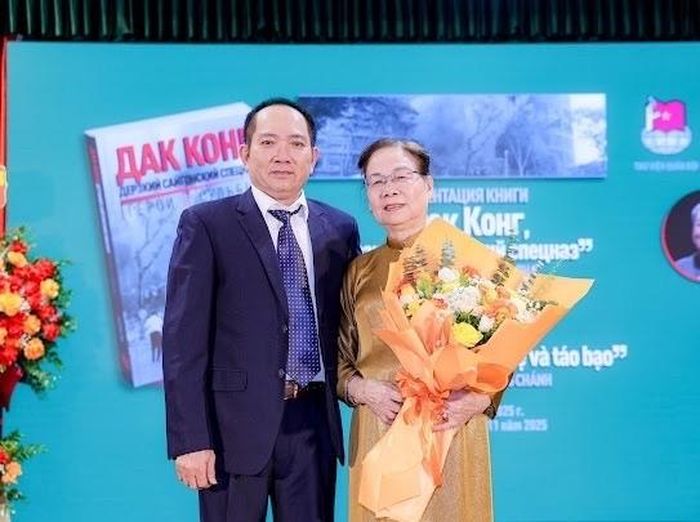 Ảnh sự kiện: Tác giả Thành Đô chụp ảnh lưu niệm cùng cựu nữ biệt động Vũ Minh Nghĩa tại lễ ra mắt cuốn sách "Đặc công, biệt động Sài Gòn - tinh nhuệ và táo bạo" phiên bản tiếng Nga của nhà văn Nguyễn Quang Chánh ngày 07/11/2025.