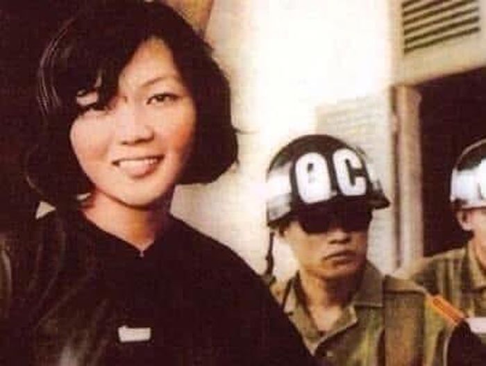 Ảnh tư liệu: "Nụ cười tự tin chiến thắng" của nữ chiến sĩ Võ Thị Thắng trước Tòa án quân sự đặc biệt của ngụy quyền Sài Gòn năm 1968.