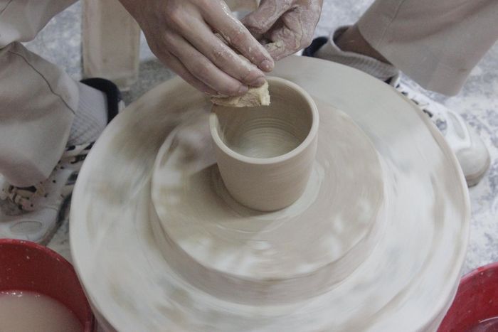 Quá trình tạo ra những sản phẩm gốm (Ảnh: Phương Anh).