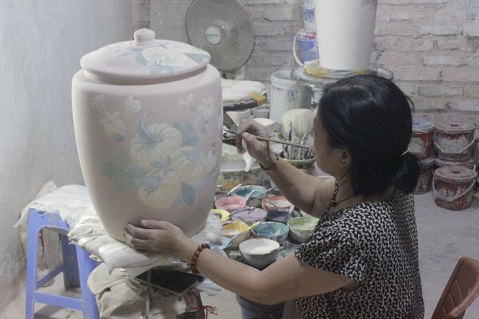 Gìn giữ truyền thống nghề gốm trong từng khâu sản xuất (Ảnh: Phương Anh).