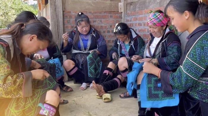 Thiếu nữ người Mông thực hiện công đoạn dệt thổ cẩm tại Lễ hội Sắc chàm Lao Chải năm 2026, góp phần gìn giữ nghề truyền thống gắn với phát triển du lịch cộng đồng.