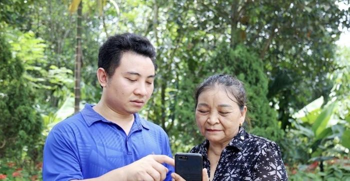 Hướng dẫn người dân tiếp cận công nghệ và dịch vụ số góp phần nâng cao chất lượng phục vụ nhân dân ở cơ sở. Ảnh minh họa.