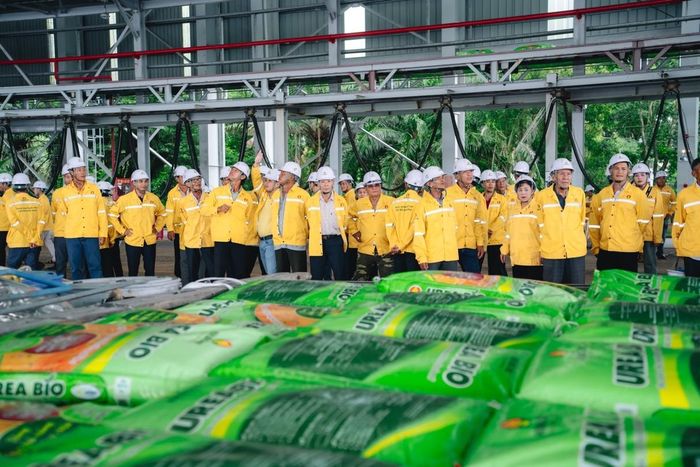 Hình ảnh: Đoàn nông dân tham quan tại nhà máy Phân Bón Cà Mau