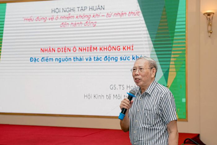  GS Hoàng Xuân Cơ - Trưởng ban Khoa học, Hội Kinh tế Môi trường Việt Nam - trình bày tham luận tại một hội nghị tập huấn về ô nhiễm không khí hồi cuối tháng 9/2026. 
