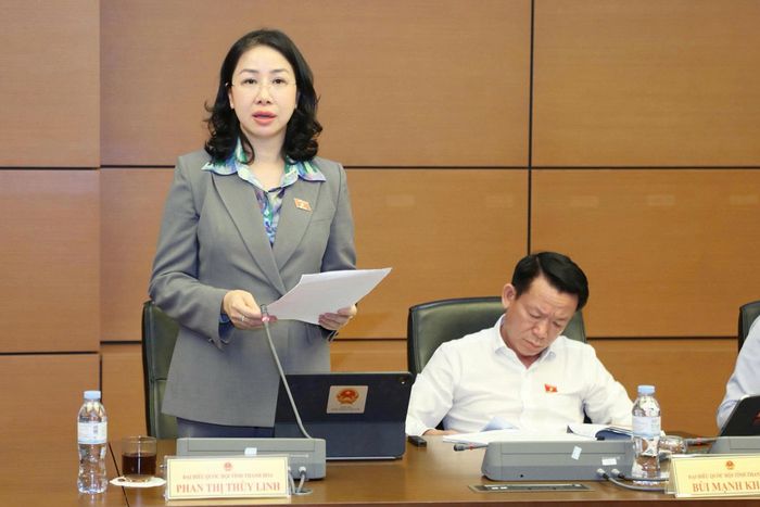 ĐBQH Phan Thị Thùy Linh (Thanh Hóa) phát biểu thảo luận tại tổ chiều 18/10. Ảnh: An Nhiên