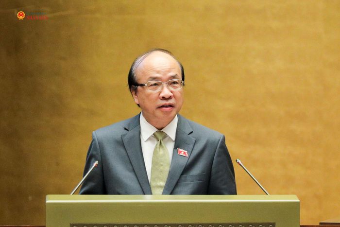 Chủ nhiệm Ủy ban Pháp luật và Tư pháp Phan Chí Hiếu trình bày Báo cáo thẩm tra dự án Luật Luật sư (sửa đổi). Ảnh: Hồ Long