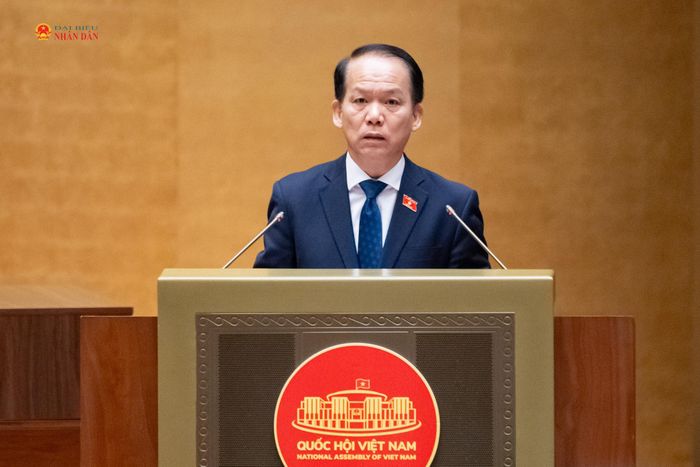 Bộ trưởng Bộ Tư pháp Hoàng Thanh Tùng trình bày tờ trình về dự án Luật Luật sư (sửa đổi). Ảnh: Phạm Thắng