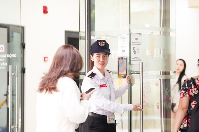 Một cánh cửa mở ra đúng lúc, một nụ cười thân thiện… góp phần làm nên cảm giác an tâm nơi cư dân.
