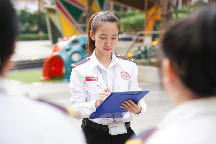 Khi trở thành ca trưởng rồi chỉ huy trưởng trong đội ngũ an ninh tòa nhà, Kim Oanh chuyển từ thực hiện nhiệm vụ sang tổ chức, hướng dẫn và phối hợp. Sự tin tưởng của đồng nghiệp không chỉ đến từ chức danh, mà còn được xây dựng qua năng lực xử lý công việc và tinh thần trách nhiệm.