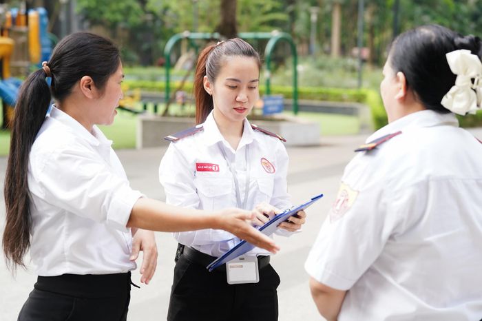 Gắn bó với Nhất Việt từ năm 2019, chị Hoàng Thị Huế đã đi qua nhiều vị trí, từ nhân viên an ninh, ca trưởng, chỉ huy trưởng đến giám sát trong bộ phận quản lý tòa nhà. Mỗi chặng đường đều mang đến cho chị cơ hội học hỏi, tham gia đào tạo nghiệp vụ và tích lũy kinh nghiệm để trưởng thành hơn trong công việc. Chế độ phúc lợi giúp chị yên tâm gắn bó, còn sự sẻ chia, hỗ trợ của đồng nghiệp khiến hành trình ấy thêm ý nghĩa. Suốt những năm qua, chị luôn bền bỉ với những ca trực và thường xung phong trực nguyên kỳ nghỉ Lễ, Tết. Nhất Việt cũng là nơi chị mong muốn tiếp tục gắn bó, đồng hành cho đến ngày nghỉ hưu.