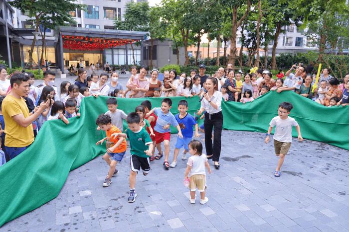 Trong dịp Trung thu, Kim Oanh hào hứng hóa thân thành MC, dẫn trò chơi đuổi bắt vịt cho các em nhỏ. Những khoảnh khắc vui vẻ khi hỗ trợ cư dân tiếp thêm động lực để chị và đồng nghiệp vượt qua những ca trực dài, dịp lễ Tết hay tình huống khó xử của nghề an ninh.