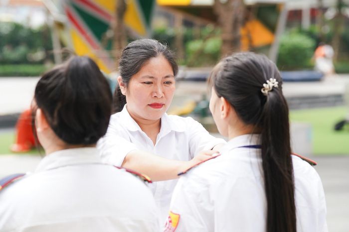 Cũng như Kim Oanh, chị Hoàng Thị Huế đã có hành trình gắn bó và trưởng thành cùng nghề an ninh tại Nhất Việt. Từ kinh nghiệm tích lũy trong những năm đảm nhiệm vai trò ca trưởng, chỉ huy trưởng, chị tận tình chia sẻ kinh nghiệm và hướng dẫn các nữ nhân viên an ninh. Với chị, sự chỉn chu bắt đầu từ những điều nhỏ nhất, từ trang phục, phù hiệu đến việc nhắc nhở các quy định cần tuân thủ và rút kinh nghiệm từ những sai sót ở ca trực trước, để mỗi ca mới được tiếp nối bằng tinh thần trách nhiệm và nề nếp làm việc.