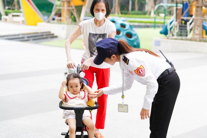 Trong công việc an ninh, sự chu đáo của nữ nhân viên đôi khi được thể hiện qua những cử chỉ giản dị: một lời hỏi han, sự chủ động dìu đỡ người gặp sự cố sức khỏe hay lời trấn an đúng lúc.