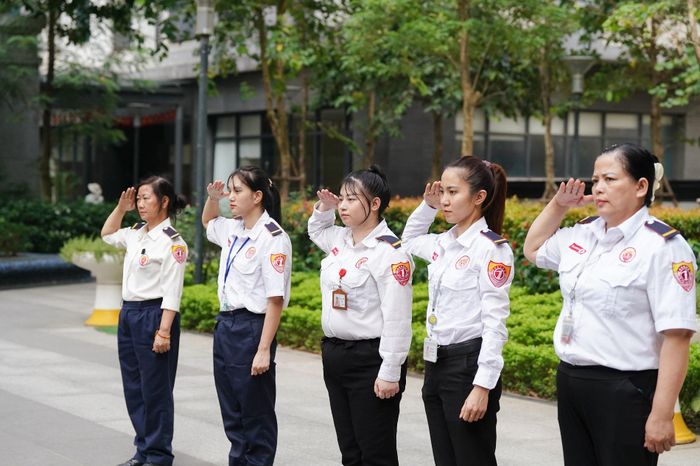 Dù hiện vẫn chiếm tỷ lệ khiêm tốn trong đội ngũ Nhất Việt, những nữ nhân viên an ninh đang từng bước khẳng định vai trò của mình qua công việc hàng ngày. Từ cơ hội bắt đầu, quá trình học hỏi đến những bước tiến trong nghề, mỗi hành trình đều được bồi đắp bằng sự kiên trì, tinh thần trách nhiệm và những trải nghiệm thực tế. Những đóng góp thầm lặng ấy góp phần làm nên chất lượng vận hành, giúp cư dân cảm thấy yên tâm hơn khi trở về nhà.