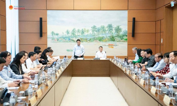 Trưởng Đoàn ĐBQH TP. Hải Phòng Lê Ngọc Châu, Tổ trưởng Tổ 3, điều hành phiên thảo luận. Ảnh: Lâm Hiển