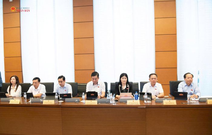Đoàn ĐBQH tỉnh Hà Tĩnh tham gia phiên thảo luận tổ sáng 19/10. Ảnh: Lâm Hiển