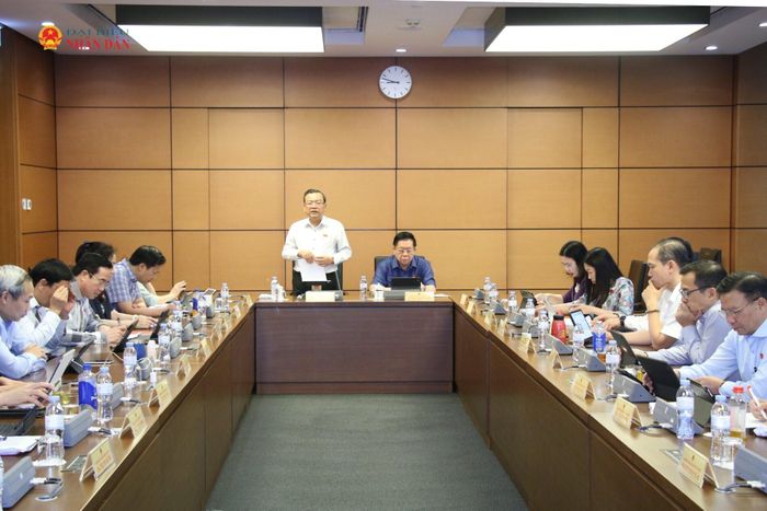 Quang cảnh thảo luận tại Tổ 6. Ảnh: Đắc Trường