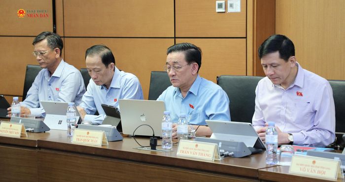 Các ĐBQH tỉnh Vĩnh Long tham gia thảo luận tại tổ