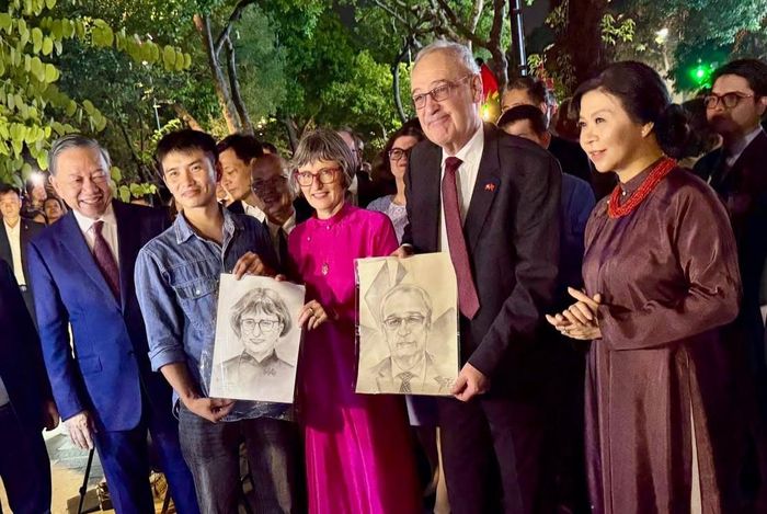 Tổng thống Thụy Sĩ Thụy Sĩ Guy Parmelin và Phu nhân Caroline Parmelin chia sẻ "tác phẩm" chân dung được phác họa ở Hồ Hoàn Kiếm, cùng với Tổng Bí thư, Chủ tịch nước Tô Lâm và Phu nhân Ngô Phương Ly. Ảnh: Trang facebook cá nhân của Tổng thống Guy Parmelin